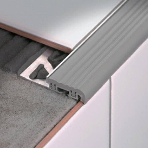 STAIRTEC FSF - A* nerjaveč aluminij s sintetičnim protizdrsnim vložkom
